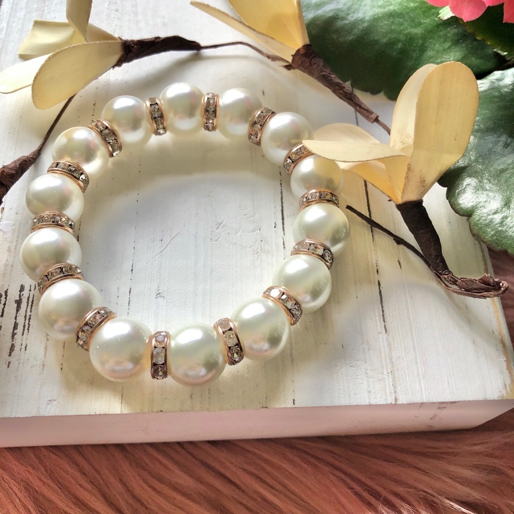 Pretty pearly sparkling bracelet
